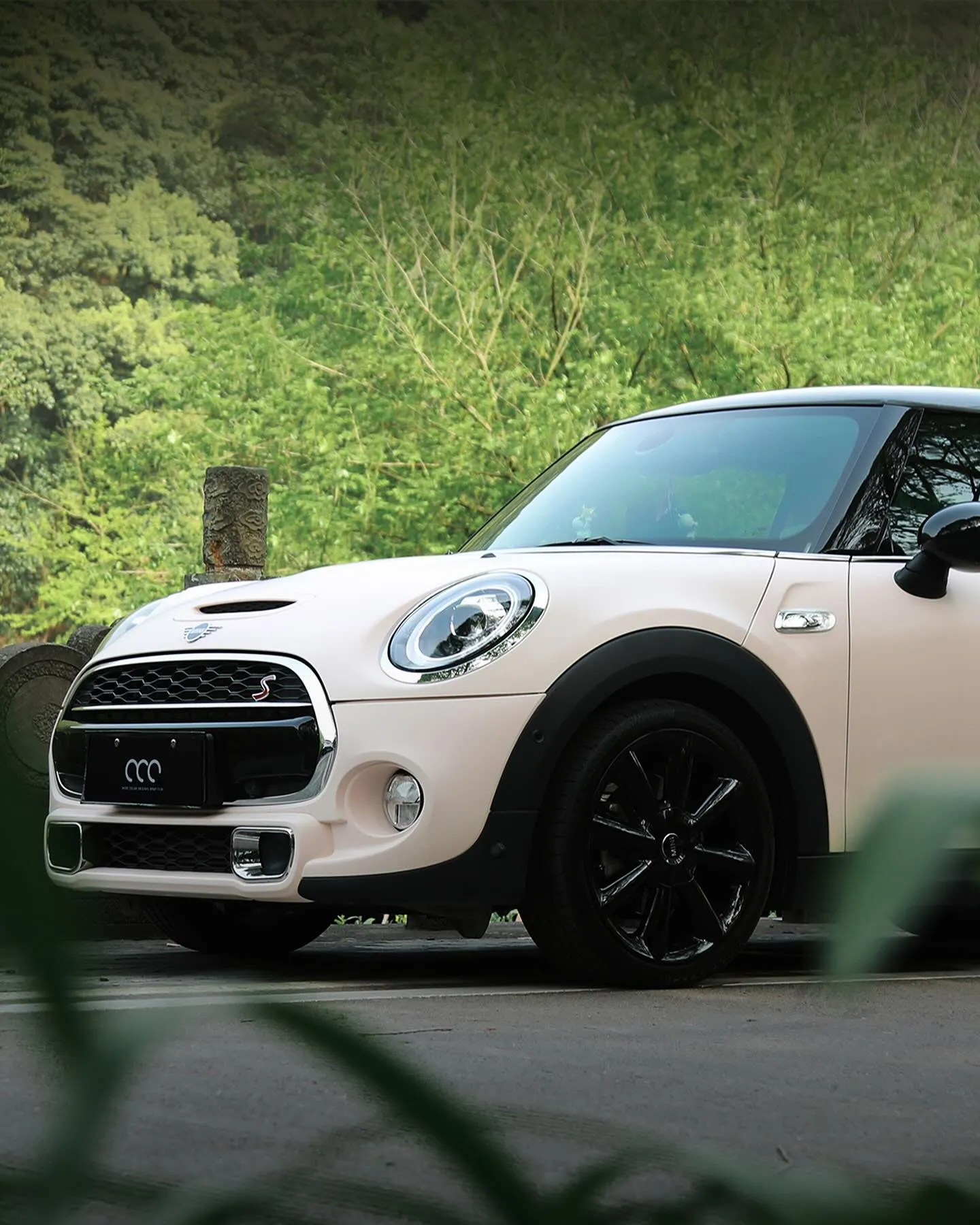 Mini Cooper S, оклеенный пленкой MC Films Original Soft Smog Pink. - изображение 4