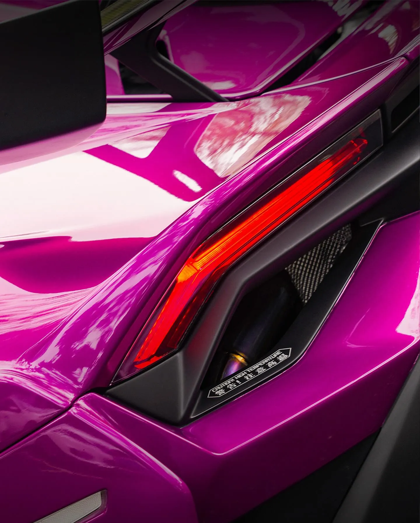 Lamborghini Huracan STO, оклеенный пленкой MC Films Super Gloss Beetroot Purple. View 2