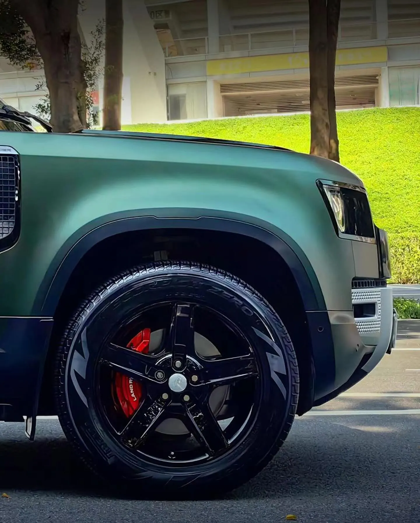 Landrover Defender, оклеенный пленкой MC Films Super Matte Metallic Millenium Green. View 1