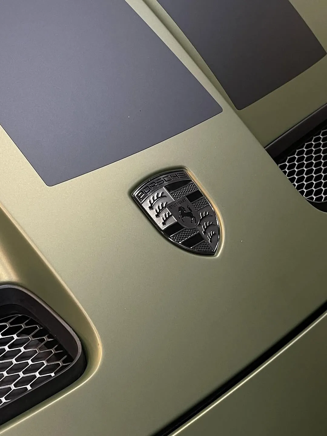 Porsche 992 Dakar wrapped in Inozetek Dynamic PPF, featuring Frozen Metallic Titanium Green, Satin Blackout, Dry Carbon Fiber, and Gloss Italia Red. - изображение 4