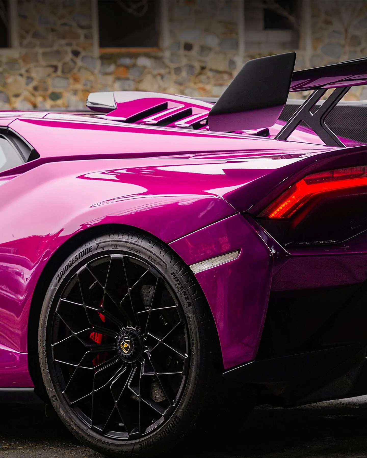 Lamborghini Huracan STO, оклеенный пленкой MC Films Super Gloss Beetroot Purple.