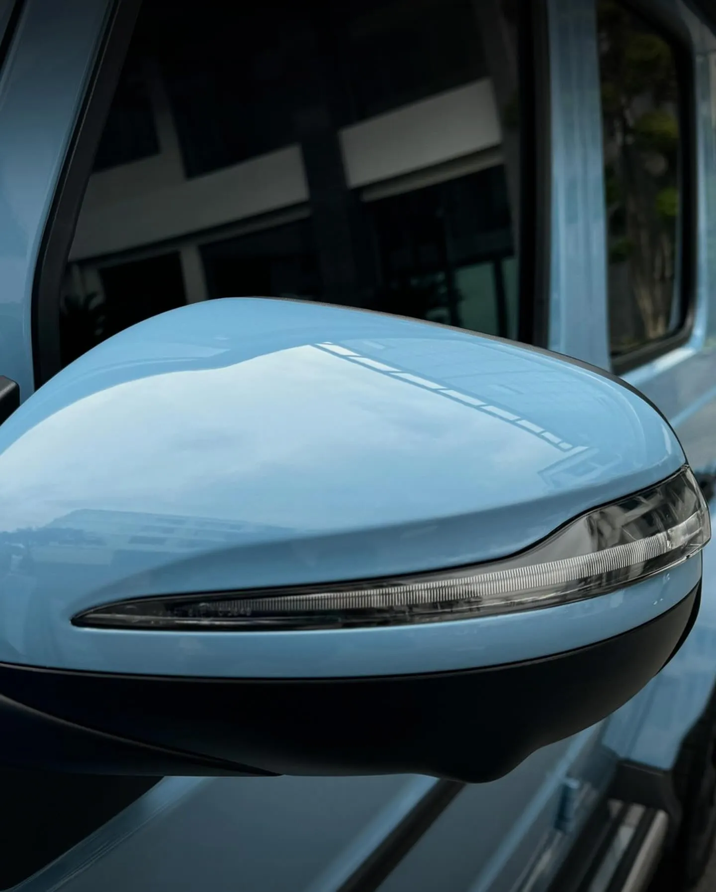 Mercedes G63, оклеенный пленкой MC Films Super Gloss China Blue. View 2