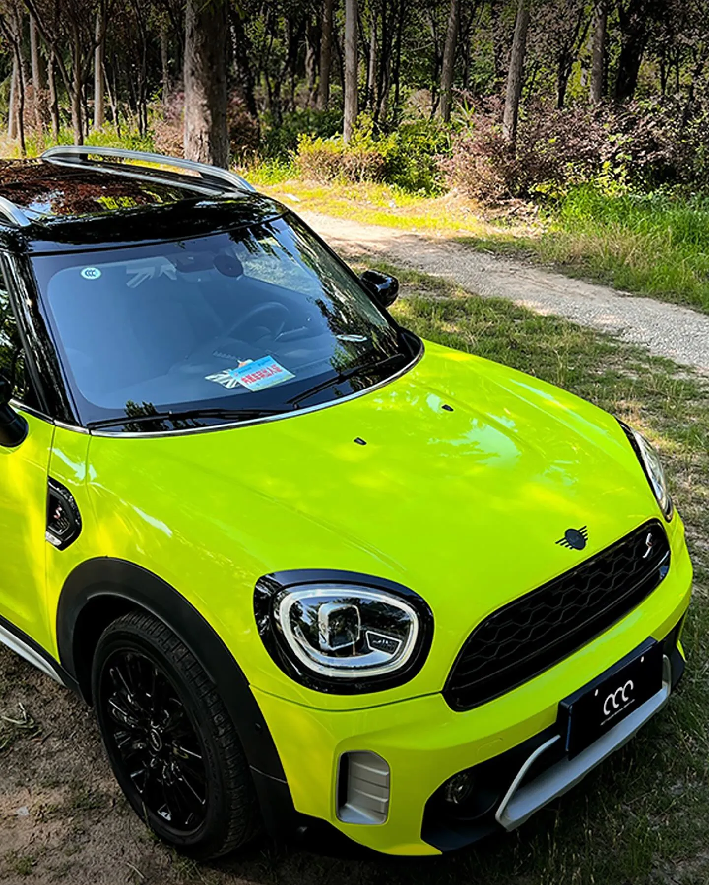 Mini Clubman S в пленке Super Glossy Fluo Green.