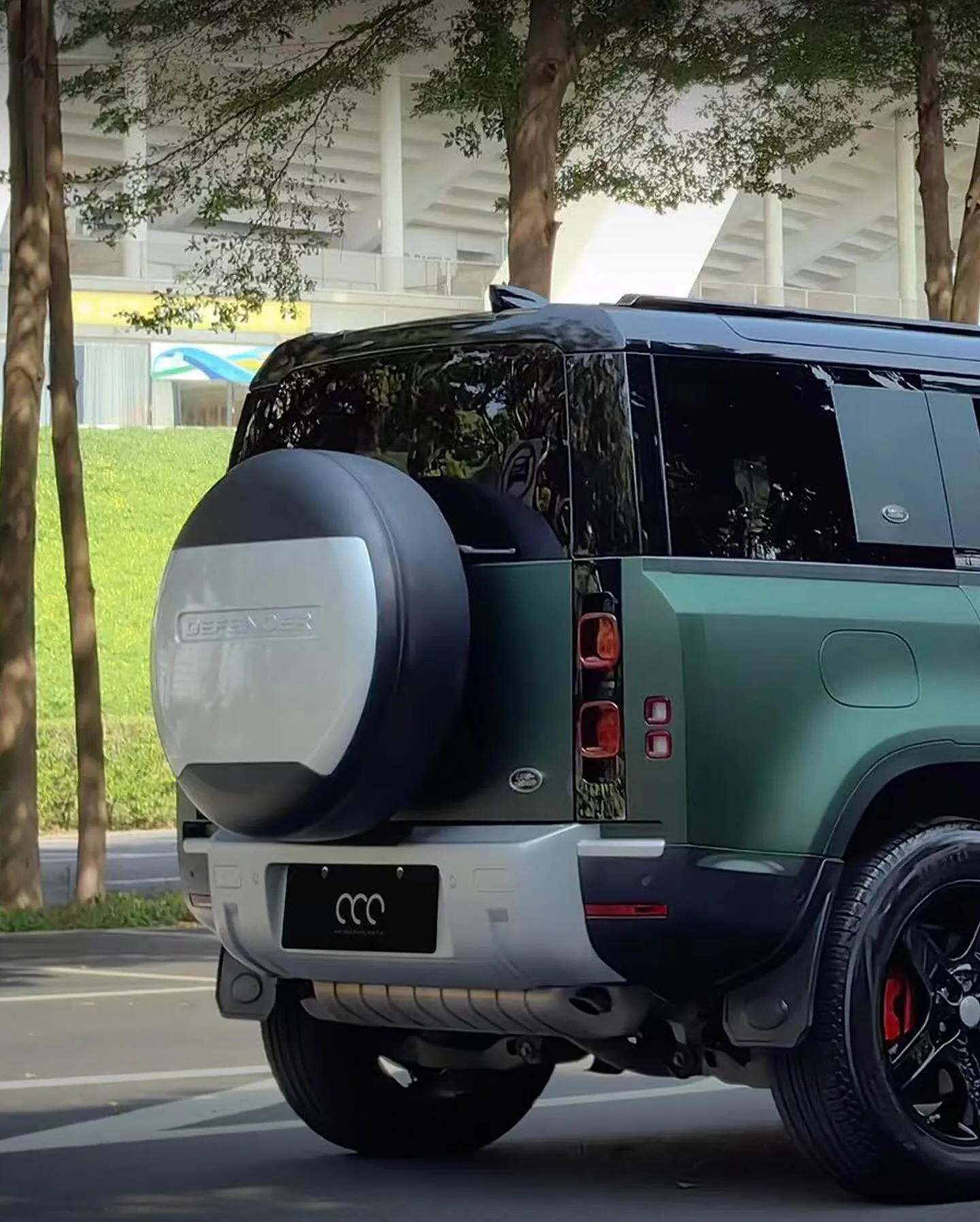 Landrover Defender, оклеенный пленкой MC Films Super Matte Metallic Millenium Green. View 2