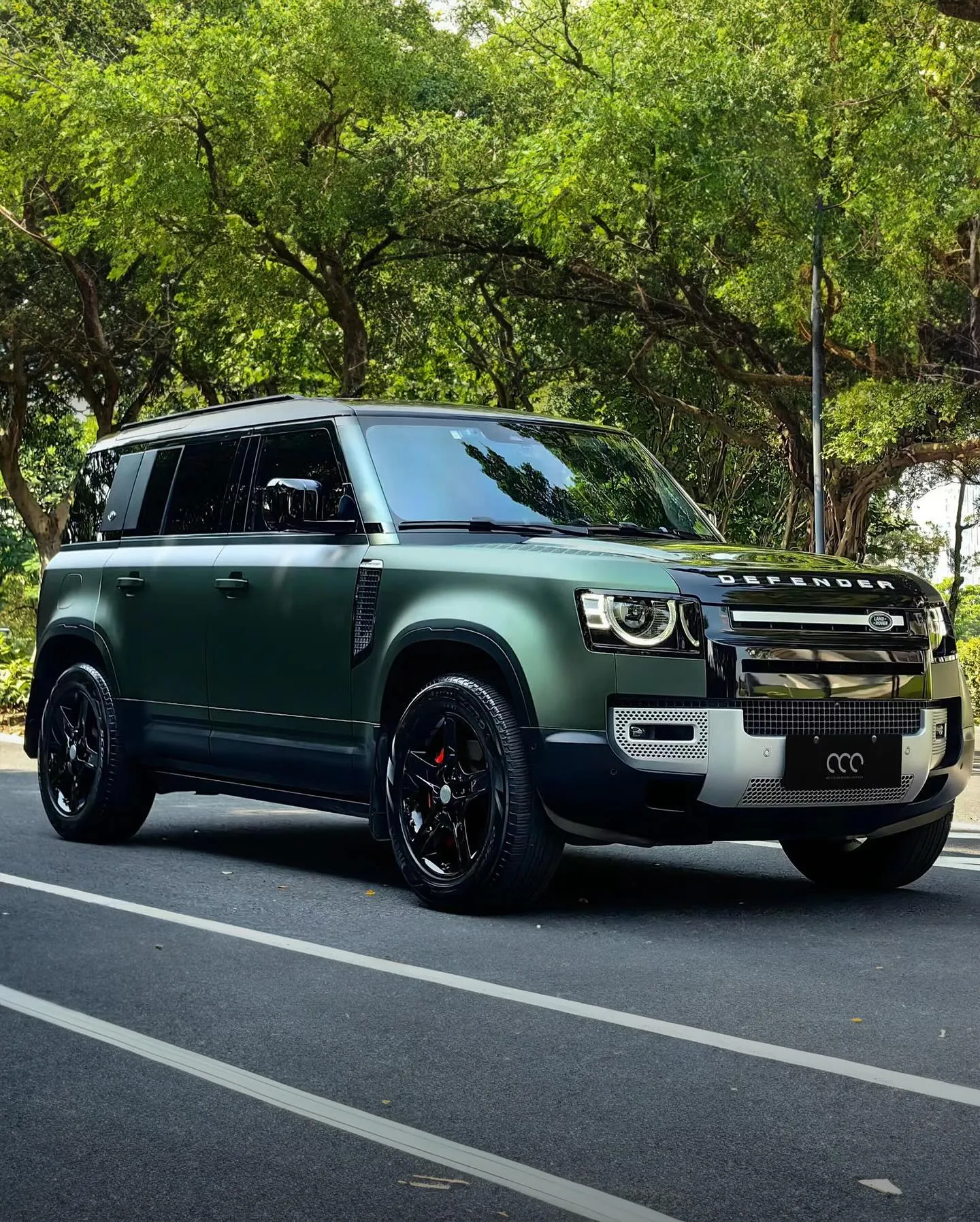 Landrover Defender, оклеенный пленкой MC Films Super Matte Metallic Millenium Green.