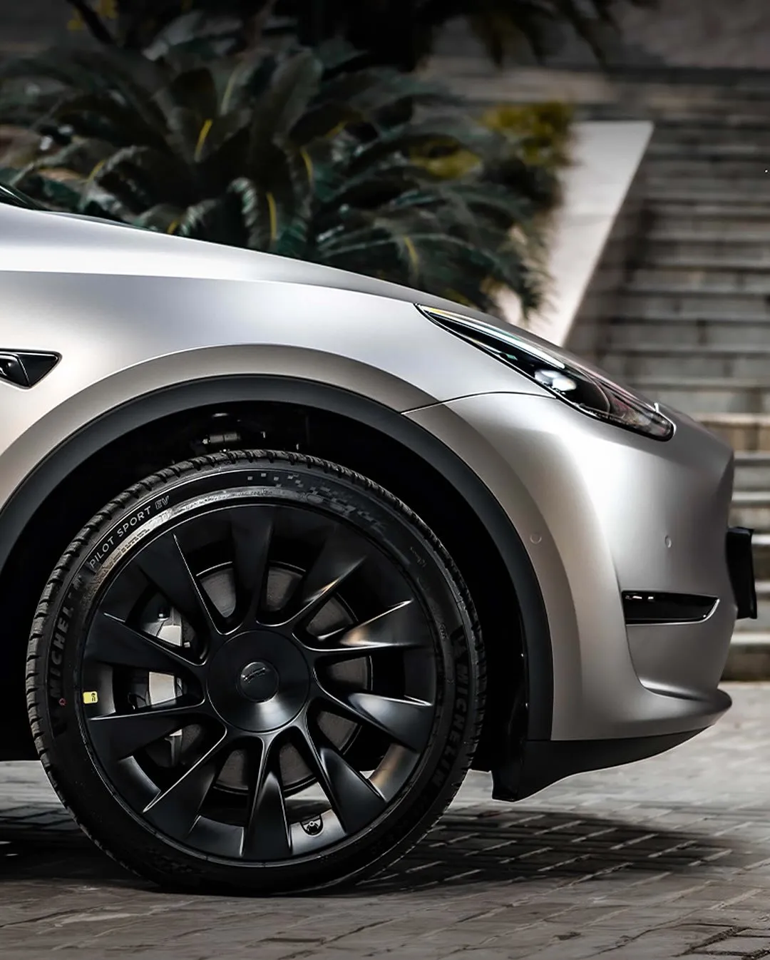 Tesla Model Y в пленке Matte Monza Grey Magno. - изображение 6