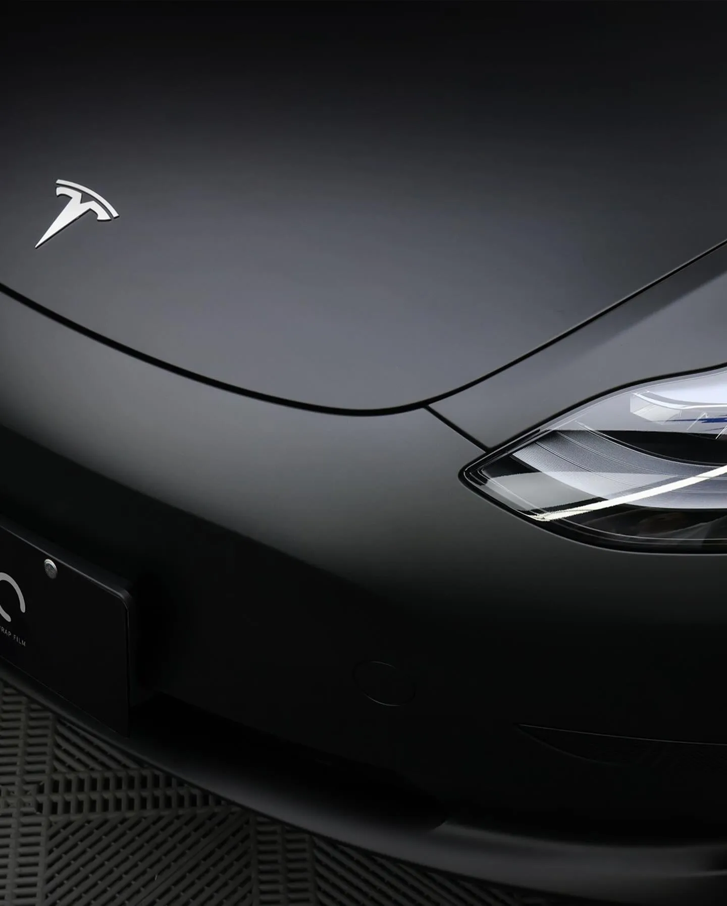 Tesla Model 3, оклеенный пленкой MC Films Super Matte Black.