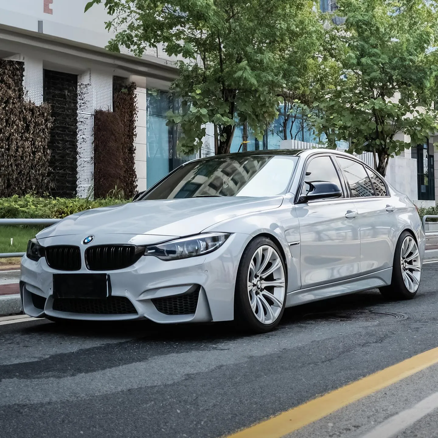 BMW 330i, оклеенный пленкой MC Films YC45 Super Gloss Brooklyn Grey. View 1