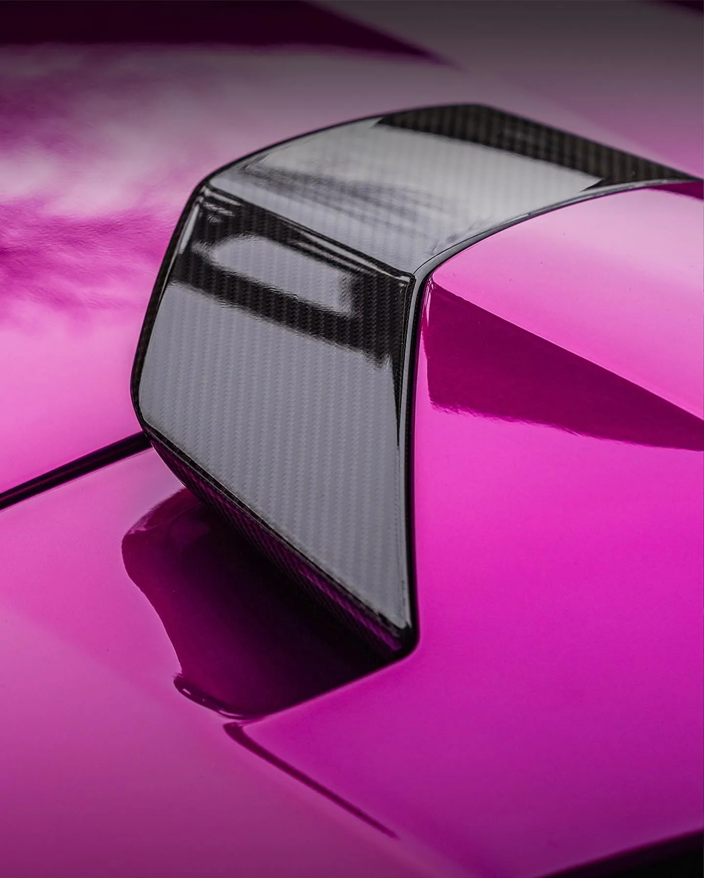Lamborghini Huracan STO, оклеенный пленкой MC Films Super Gloss Beetroot Purple. View 1