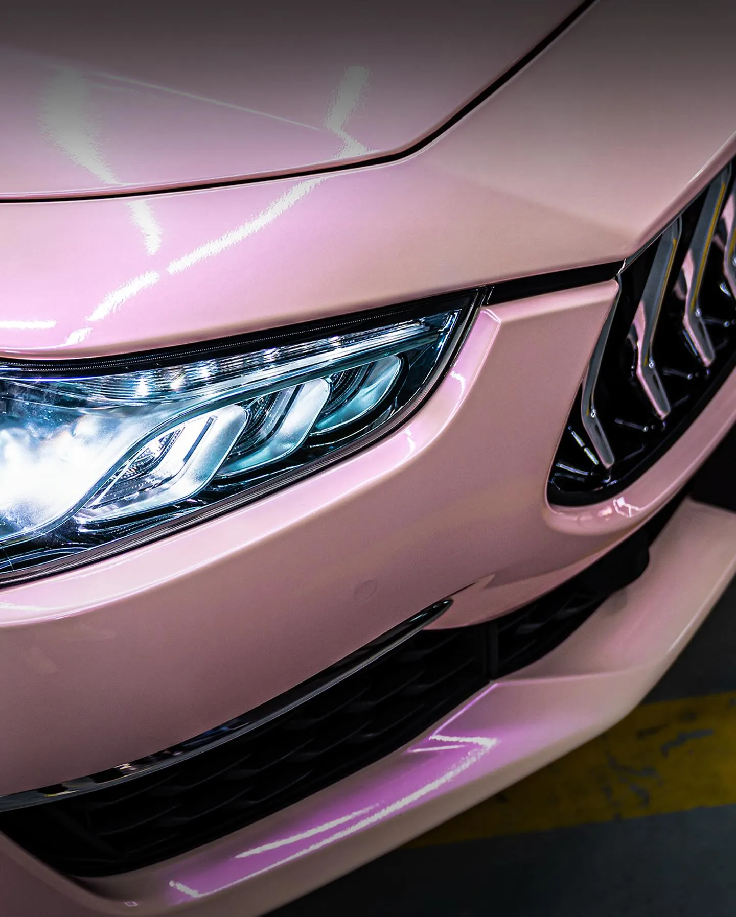 Maserati Quattroporte, оклеенный пленкой MC Films Maserati FM90 Fantastic Pink. - изображение 5