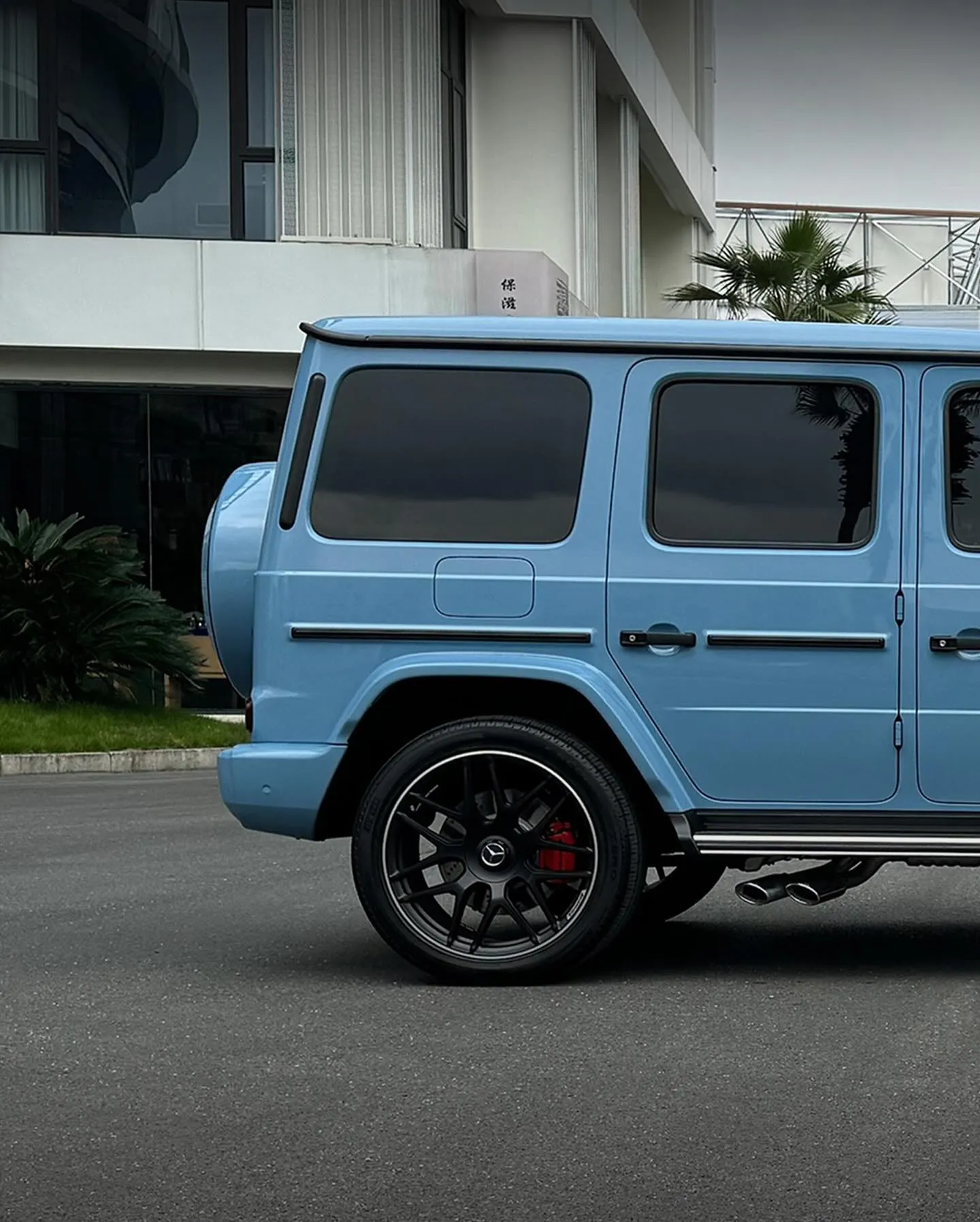 Mercedes G63, оклеенный пленкой MC Films Super Gloss China Blue. - изображение 6