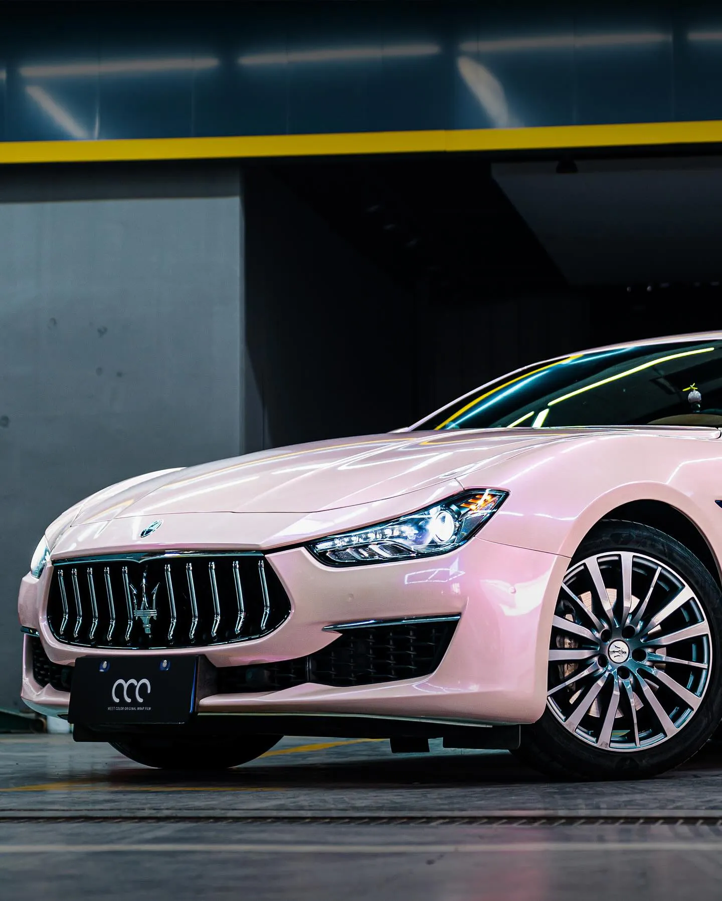 Maserati Quattroporte, оклеенный пленкой MC Films Maserati FM90 Fantastic Pink. View 1